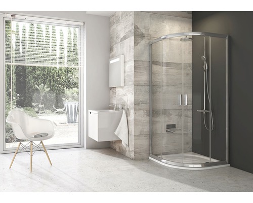 Kúpeľňa so sprchou, umývadlom a stoličkou