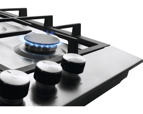 Nerezová plynová varná doska s modrým plameňom a čiernymi ovládacími prvkami