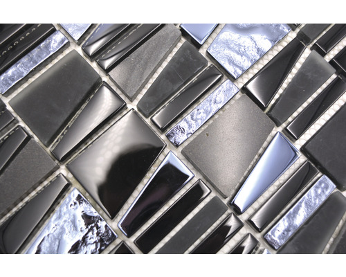 Mozaiková dlaždica s rôznymi tvarmi a povrchmi