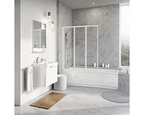 Svetlá kúpeľňa s umývadlovou skrinkou, zrkadlom, vaňou s vaňovou zástenou a kúpeľňovými predložkami