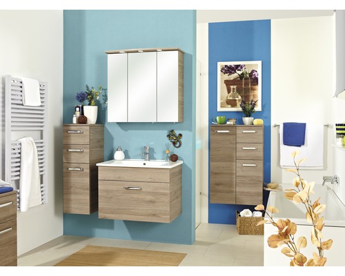 Moderná kúpeľňa s umývadlom, zrkadlovou skrinkou a rebríkovým radiátorom