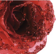 Dekoratívna, červená umelá ruža s trblietavými akcentmi.