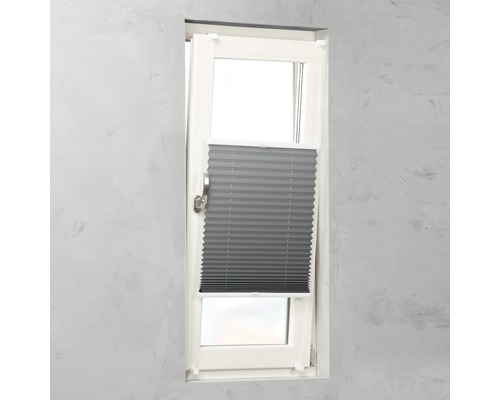 Sivá skladaná žalúzia na okne