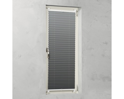 Sivá plisovaná roleta v okne na reguláciu svetla