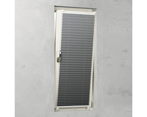 Sivá plisovaná roleta na okne pre tienenie