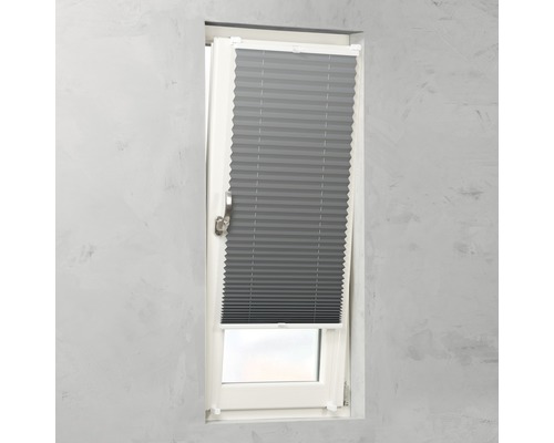 Sivá skladaná roleta na okne na reguláciu svetla