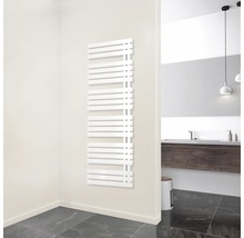 Biely radiátor na uteráky v kúpeľni