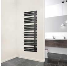 Čierny kúpeľňový radiátor s vodorovnými vyhrievacími rebrami na stene