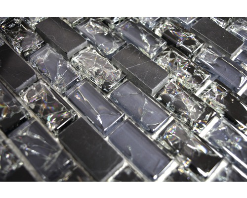 Mozaiková dlaždica s obdĺžnikovými prvkami zo skla a kameňa