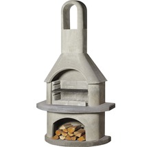 Kamenný gril s polenami v spodnej časti.