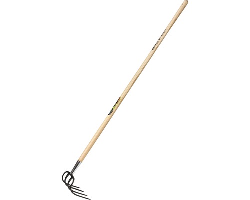 Kultivátor s drevenou násadou na záhradníctvo