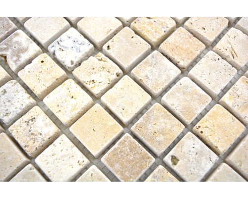 Mozaikové dlaždice z travertínu v kosoštvorcovom vzore