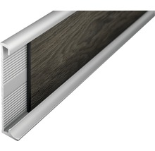 Detail soklovej lišty s dreveným dekorom a strieborným rámom