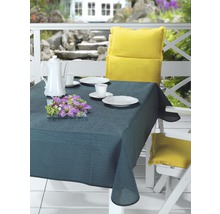 Prestretý stôl s obrusom, riadom a kvetmi na terase