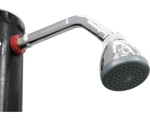 Detailný pohľad na sprchovú hlavicu záhradnej sprchy
