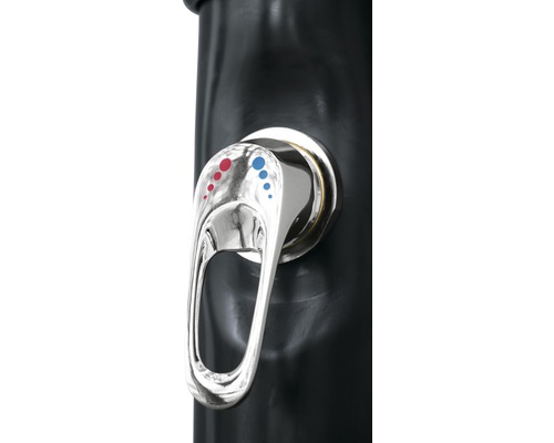 Detail vodovodnej batérie záhradnej sprchy na reguláciu teploty