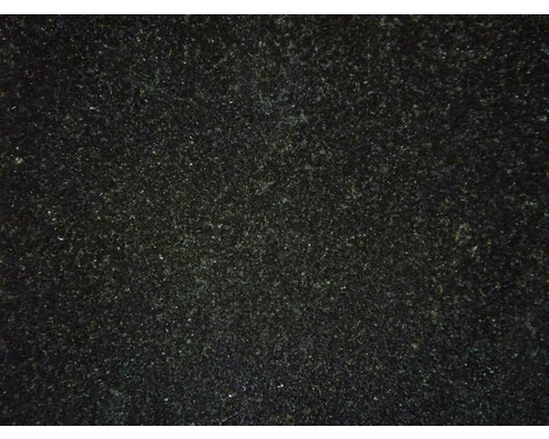 Dlažba z prírodného kameňa Granit Star Galaxy 30,5 x 61 cm Detail čierneho koberca.
