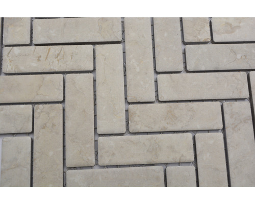 Mramorové mozaikové dlaždice vo vzore rybej kosti