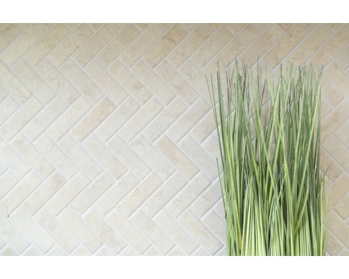 Svetlé obkladačky vo vzore rybej kosti s okrasnou trávou