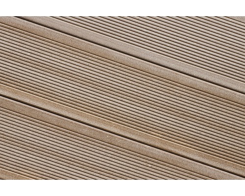 Drevené terasové dosky s ryhovaným povrchom