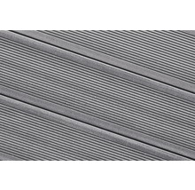 Detail terasových dosiek z vrúbkovaného materiálu