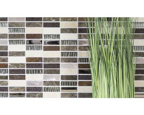 Stena z mozaikových dlaždíc s obdĺžnikovými dlaždicami a rastlinami