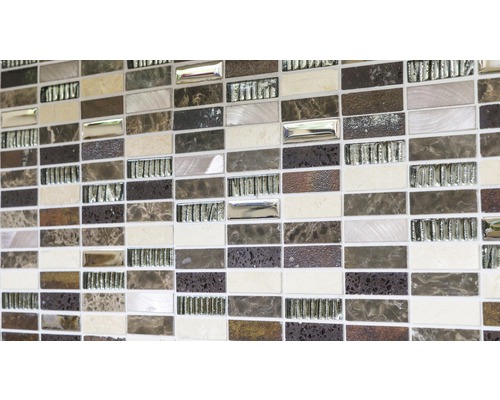 Mozaiková stena s obdĺžnikovými dlaždicami v rôznych odtieňoch hnedej a béžovej a tiež so sklenenými prvkami