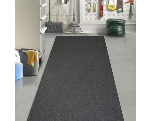 Čierna gumová rohož v garáži so záhradným náradím