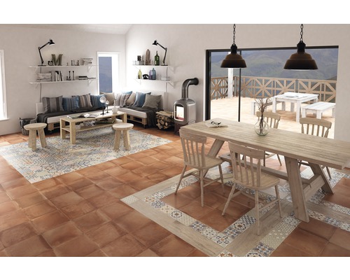 Obývacia izba s posedením, stolom a krbovými kachľami na podlahových dlaždiciach