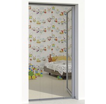 Dvere so sieťou proti hmyzu pred detskou izbou s hračkami a posteľou