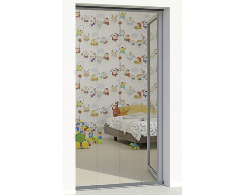 Dvere so sieťou proti hmyzu pred detskou izbou s hračkami a posteľou