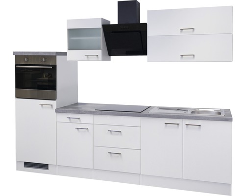 Moderná kuchynská linka s bielymi skrinkami, vstavanou rúrou a digestorom