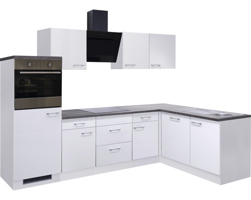 Moderná vstavaná kuchyňa s bielymi čelami, digestorom a drezom