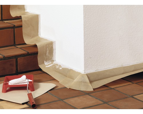 Schodisko a stena oblepené maskovacou páskou pred maľovaním s valčekom a vaničkou na farbu