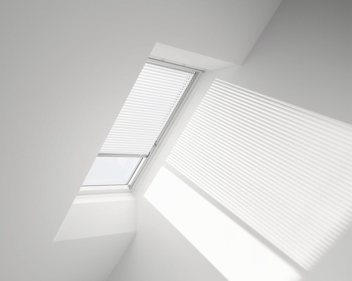 Strešné okno s plisovanou žalúziou vo svetlej miestnosti