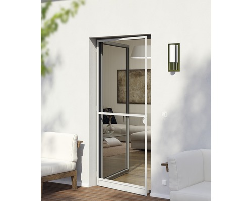 Otvorené dvere proti hmyzu pred terasovými dverami s výhľadom do obývacej izby