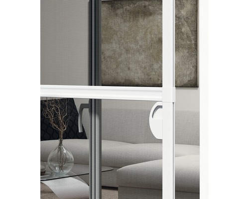 Sieť proti hmyzu pred oknom obývacej izby s pohovkou a dekoráciou