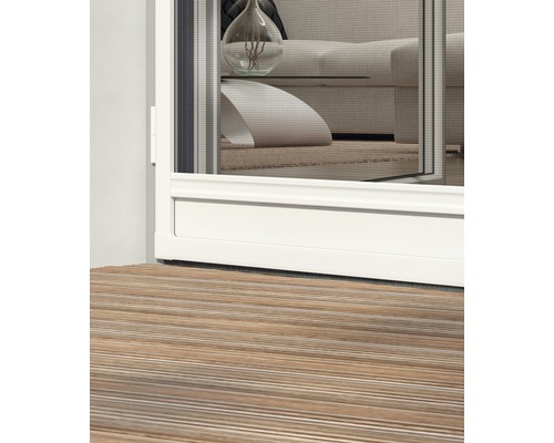 Detailný pohľad na sieť proti hmyzu pred terasovými dverami