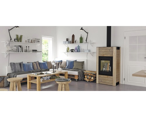 Obývacia izba s krbovými kachľami, regálmi a posedením na paletách