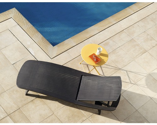 Scéna s bazénom, lehátkom, odkladacím stolíkom, šálkou, okuliarmi a knihou