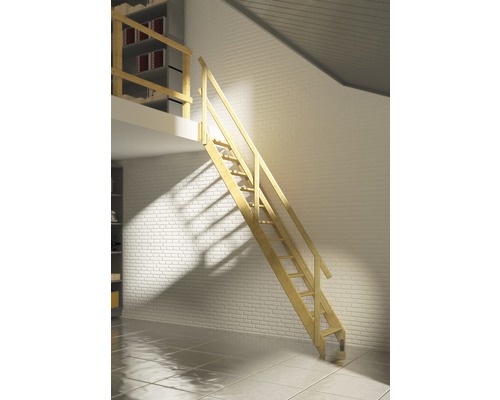 Drevené schodisko vo svetlej miestnosti s policami