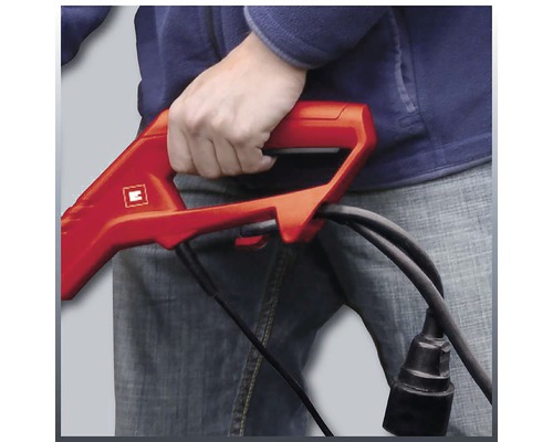 Detailný záber osoby držiacej elektrický prevzdušňovač s červenou rukoväťou