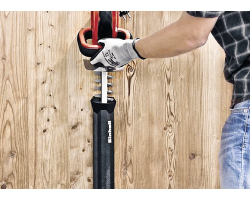 Osoba pripevňuje kryt noža na nožnice na živý plot značky Einhell.