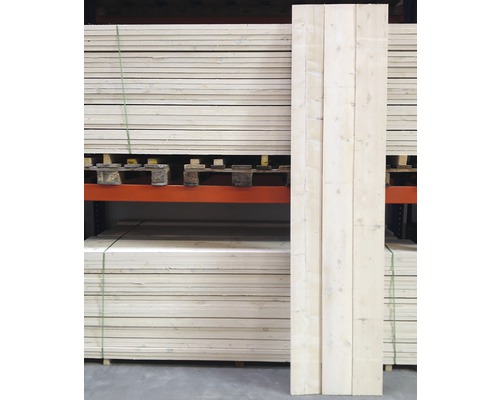 Hromada drevených latiek na polici