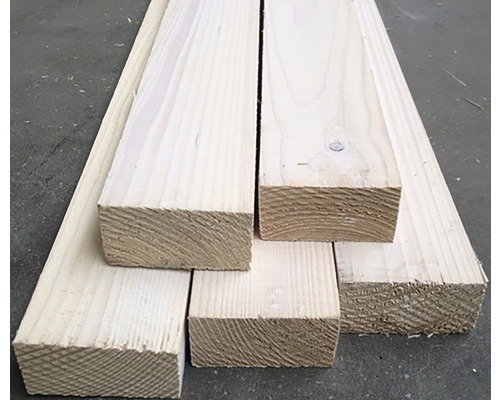 Hromada surového, neošetreného reziva.