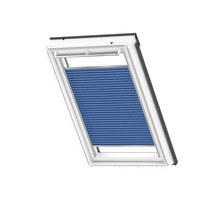 Strešné okno s modrou skladanou žalúziou