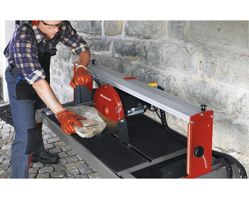 Muž reže kameň pomocou rezačky kameňa Einhell.
