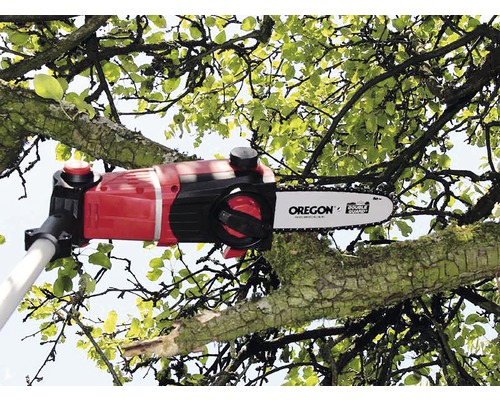 Tyčová píla prerezáva konár