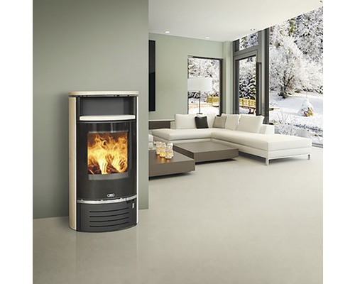 Obývacia izba s krbovými kachlami, pohovkou a výhľadom na zimnú krajinu