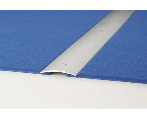 Kovový podlahový profil na koberci